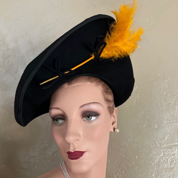 CAPTIVATING 1940s' BLACK FELT FEDORA WITRH GOLD COLORED FEATHER